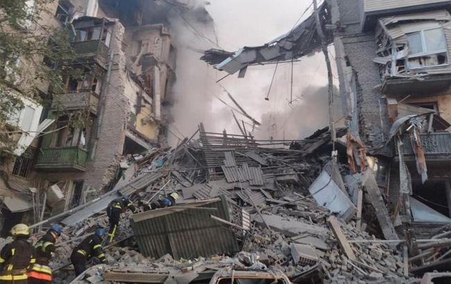 Рятувальники показали наслідки ракетних ударів по Запоріжжю (фото)
