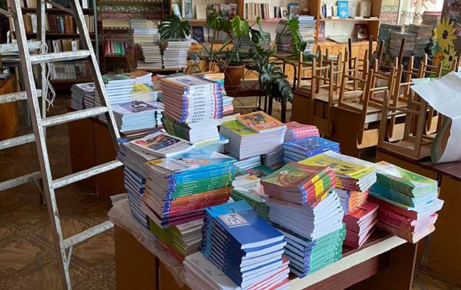 Хотели воспитывать "русский дух". В школе под Изюмом обнаружили пол тысячи учебников из РФ