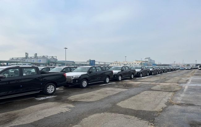 Південна Корея передала Україні партію пікапів та екскаваторів (фото)