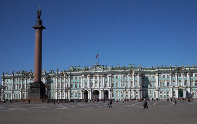 Хакери показали в російському Ермітажі повідомлення про звірства окупантів в Бучі