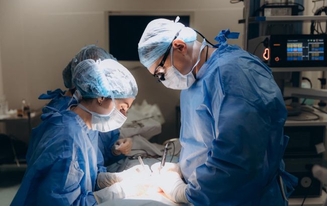 Один випадок на 50 тисяч: у Києві прооперували хлопчика з дуже тяжкою патологією