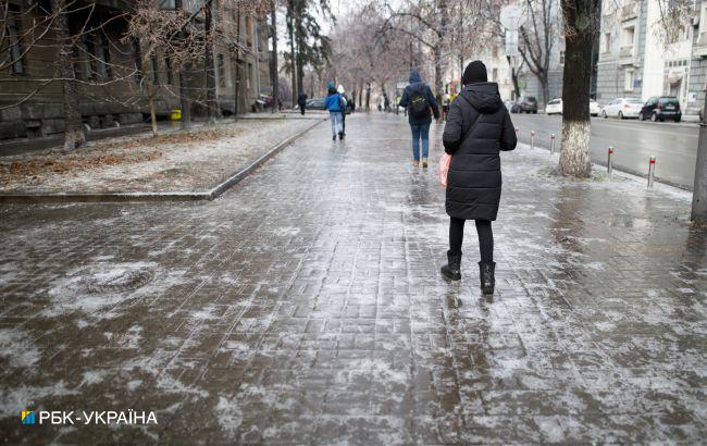 У Тернополі через негоду зупинилися тролейбуси. В області випало до 20 см снігу