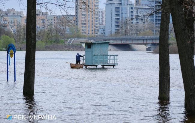 Велика вода відступає. Рятувальники розповіли, скільки будинків залишаються підтопленими