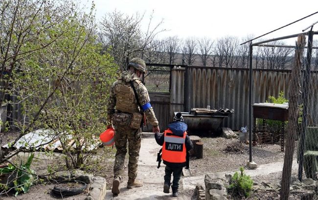 Життя під звуки вибухів. Поліцейським вдалося евакуювати ще двох дітей з Авдіївки (відео)