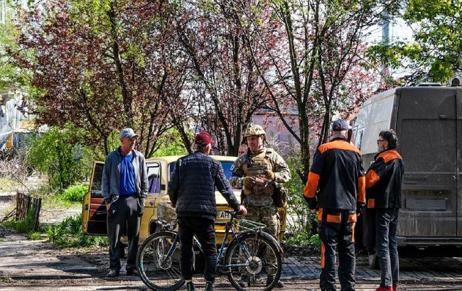 Жили під обстрілами. Поліція евакуювала п'ятьох дітей з лінії фронту поблизу Лиману (відео)