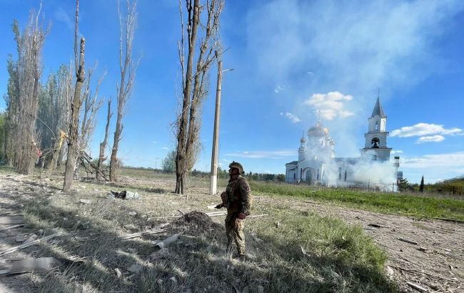 Рятують під постійними обстрілами. Поліцейські евакуювали поранену жінку з Авдіївки (відео)