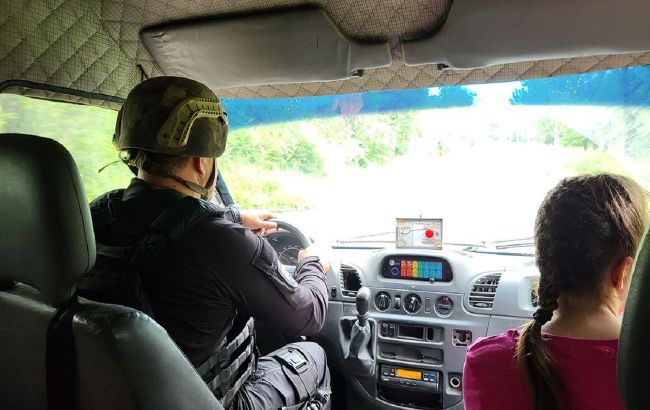 Полицейские во время эвакуации попали под обстрел вблизи Торецка: есть пострадавшие