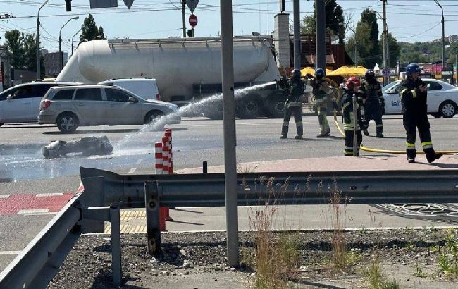 У Києві уламки збитої ракети впали на дорогу