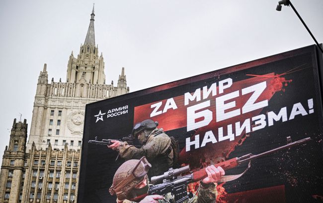 Жахаються синьо-жовтих кольорів. У Британії висміяли "драконівські закони" РФ