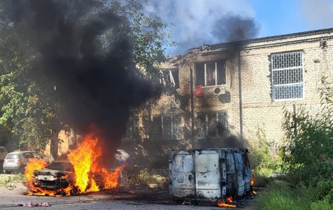 Росіяни з артилерії обстріляли супермаркет у Кураховому: є поранені