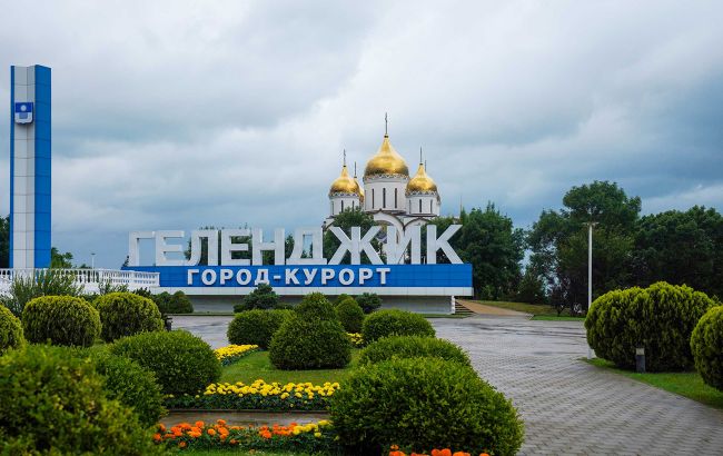 На російському курорті спалахнула масштабна пожежа. Там знаходиться "палац" Путіна