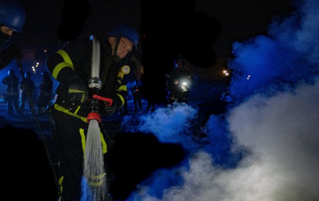 Рятувальники показали наслідки російської атаки на Київ