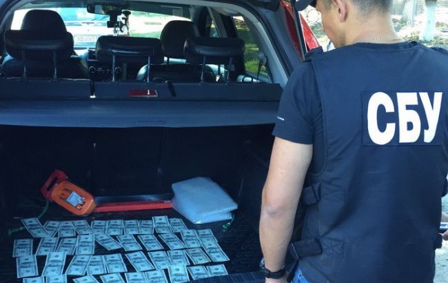 СБУ задержала на взятке в 4 тыс. долларов главу РГА Винницкой области