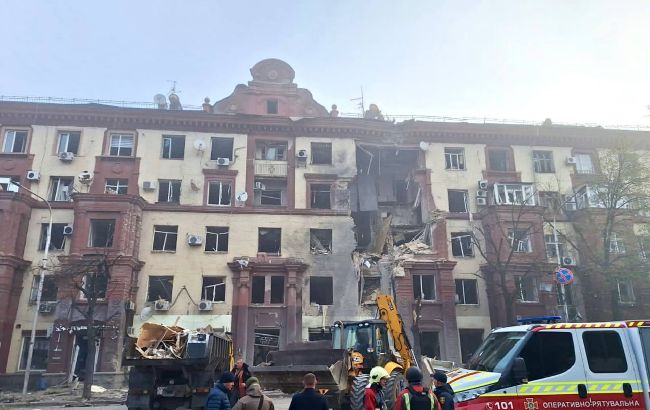 Зруйнований під'їзд, є загиблі та зниклі. Що відомо про удар по будинку у Запоріжжі