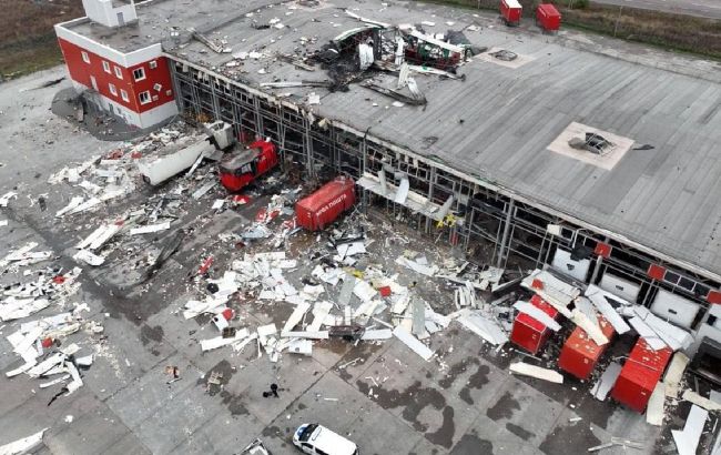 Як виглядає термінал "Нової пошти" під Харковом після удару РФ: фото, відео