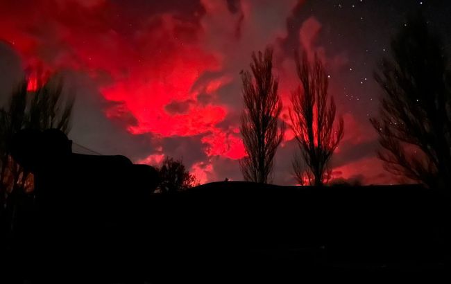 Кольори неспокійної ночі. У МВС висунули свою версію полярного сяйва в Україні (фото)