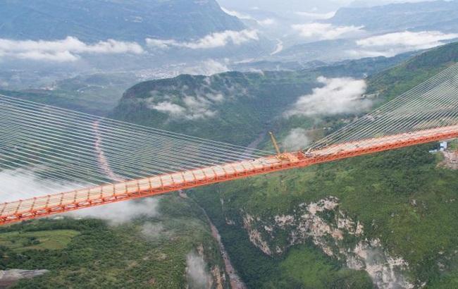 В Китае завершили строительство самого высокого моста в мире