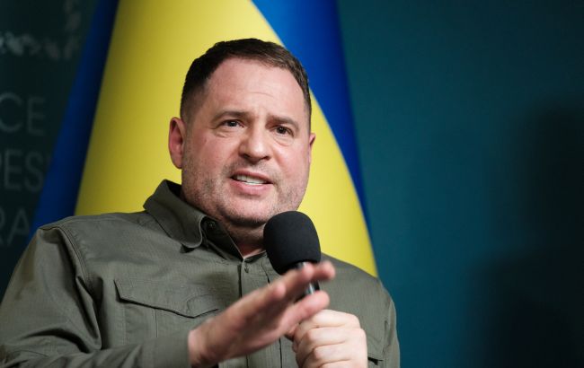 Єрмак, Сибіга та Умєров прибули у Париж на переговори: з ким зустрінуться