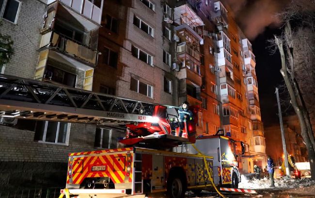 Удар по Дніпру. У ДСНС показали, як проходить рятувальна операція (відео)