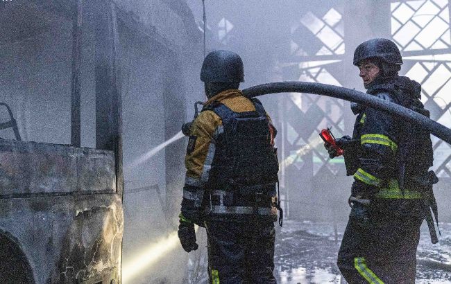 "Шахеди" проти тролейбусів: Зеленський показав наслідки удару по депо у Харкові