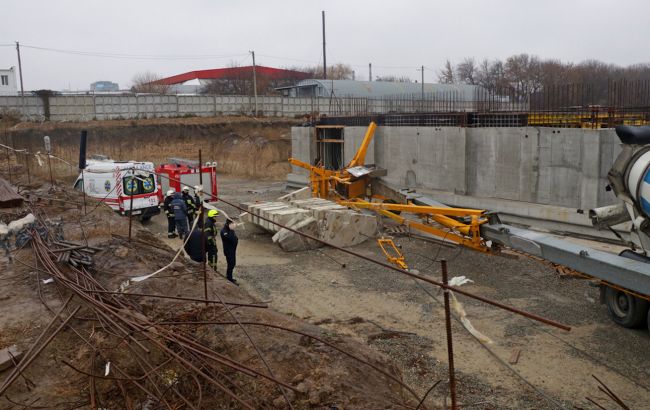 В Днепре строительный кран упал на автобетономешатель, есть погибший