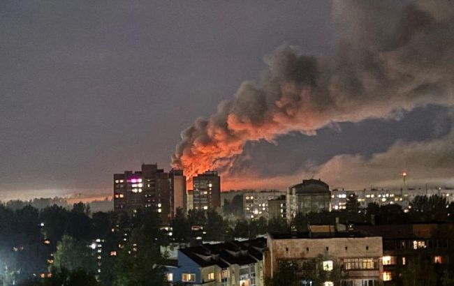 В Ярославлі спалахнув склад пально-мастильних матеріалів: кадри масштабної пожежі