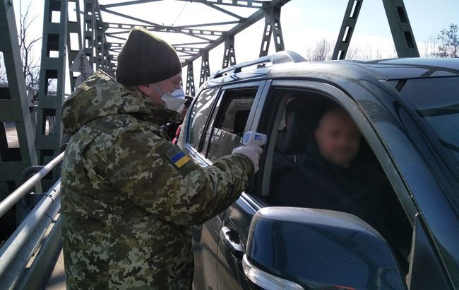 Пограничники обнаружили повышенную температуру у двух иностранцев