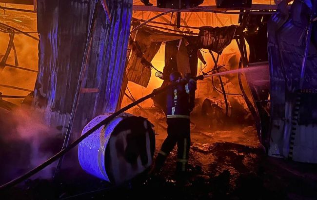 У Київській області згоріли склади через нічну атаку: фото наслідків