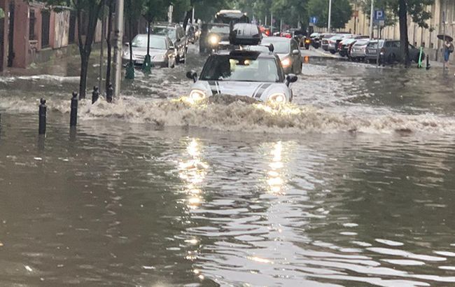 Из-за непогоды в Варшаве затопило вокзалы, метро и здания министерств