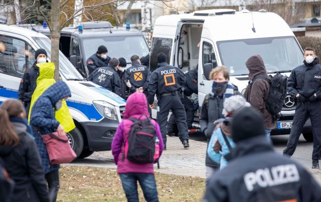 В ряде городов Германии прошли акции коронаскептиков. В Дрездене были столкновения