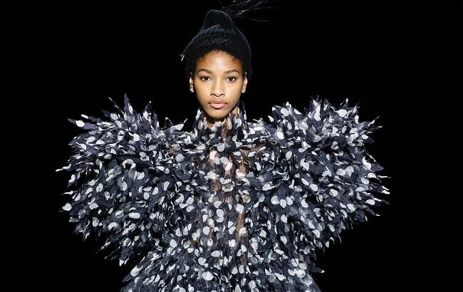Перья и гиперобъем: MARC JACOBS представил сказочную коллекцию сень-зима 2019