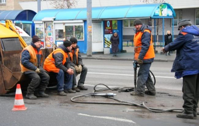 Укравтодор выделил 300 человек и 300 единиц техники для ночного дежурства на дорогах из-за непогоды