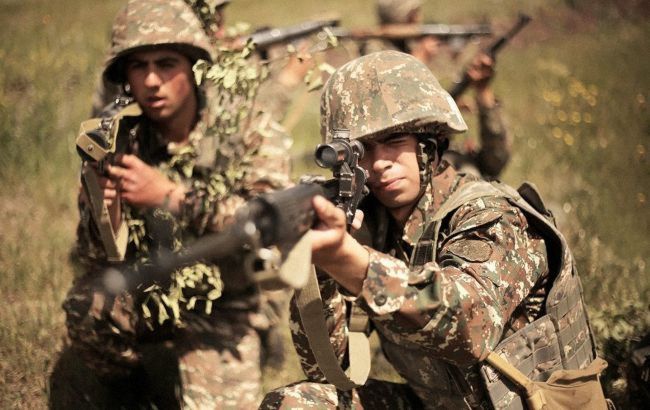 Армения заявила об обстреле позиций своих военных на границе с Азербайджаном: есть раненые