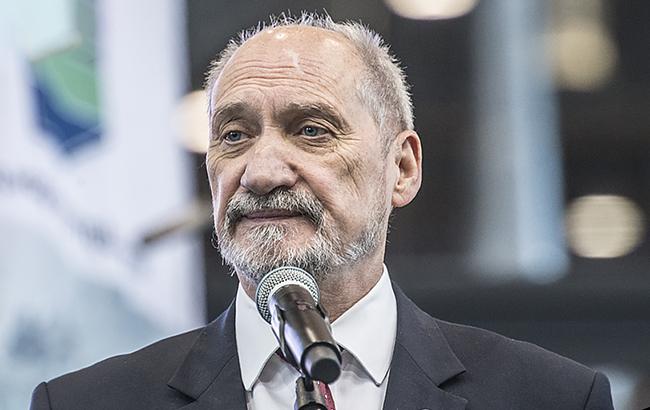 Глава Минобороны Польши назвал "вражеским актом" выдворение историков из РФ