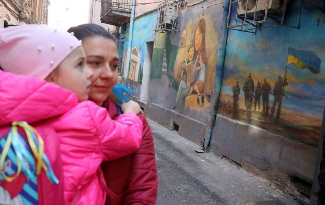 "Дорога додому": у Львові з'явився 30-метровий мурал про місто-герой Маріуполь (фото)