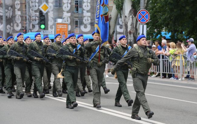 В Мариуполе прошел военный парад, приуроченный к седьмой годовщине освобождения города