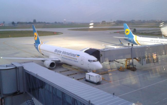 Самолет "Львов - Киев" совершил аварийную посадку