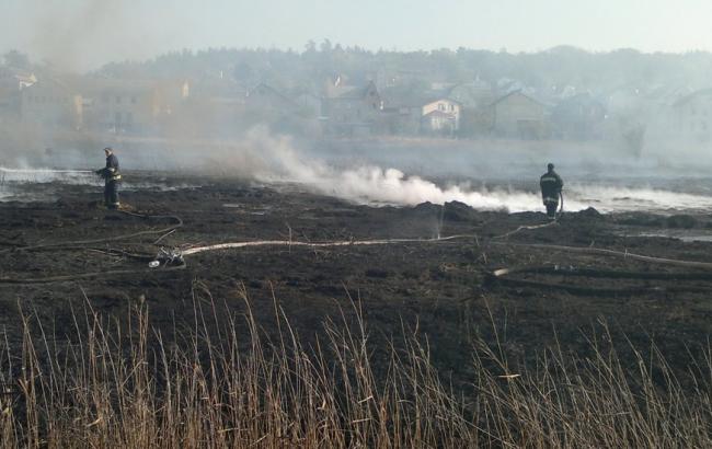 Спасатели тушат 9 очагов тления торфа в Киевской области