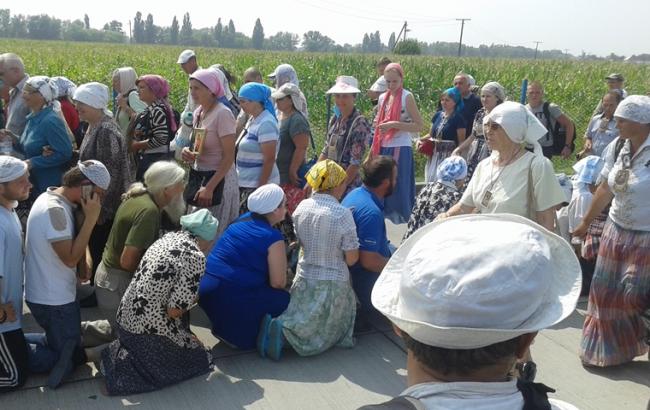 Учасники хресної ходи вирішили добиратися до Києва на автобусах