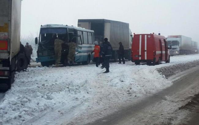 В Житомирской области грузовик столкнулся с автобусом, около 20 человек пострадали