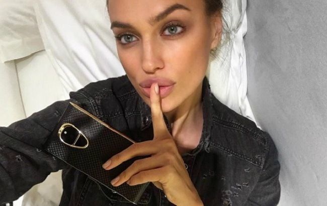 Одна дома: Ирина Шейк восхитила роскошным телом в откровенных нарядах для новой съемки