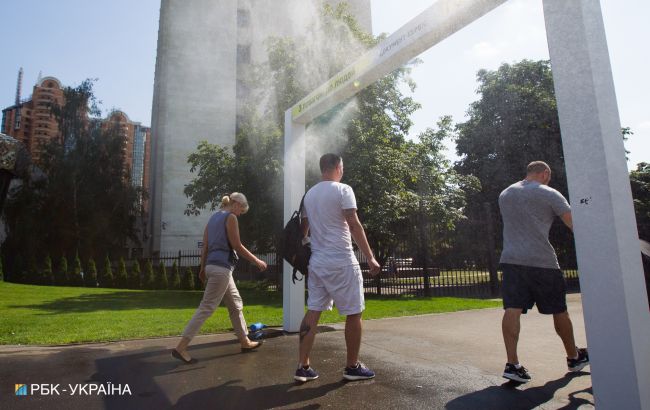 Зажарит и зальет: синоптики рассказали, где начнет спадать жара