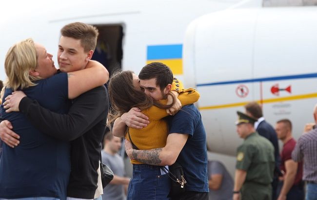 Освобожденные украинцы в "Феофании" остались с родными:&nbsp;врачи рассказали о состоянии героев