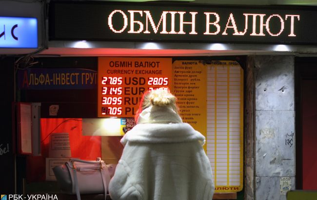 Доллар и евро снизились на наличном рынке