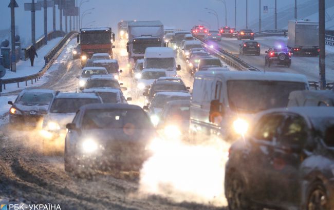 Киев "на коньках": сеть взорвали убойные видео столичного гололеда