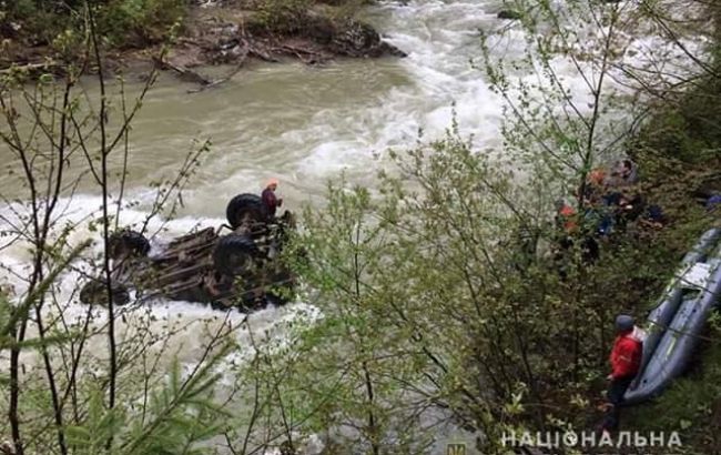 На Закарпатье лесовоз упал в реку, есть погибшие