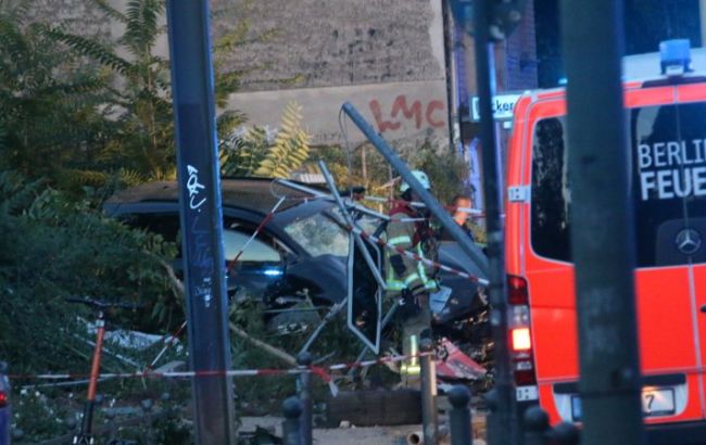 В Берлине автомобиль вылетел на тротуар, есть жертвы
