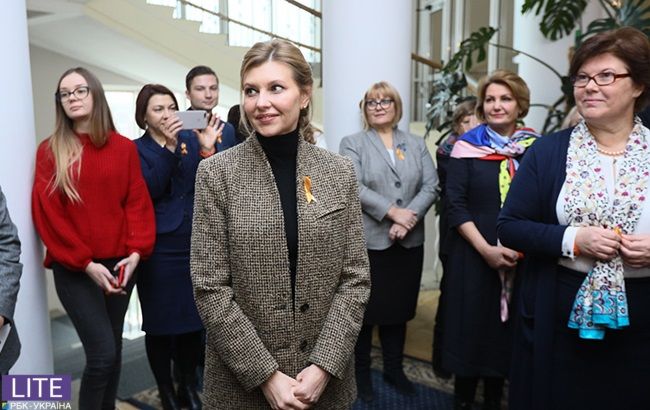 Просто и стильно: Елена Зеленская в необычном кэжуал-образе посетила открытие выставки против гендерного насилия