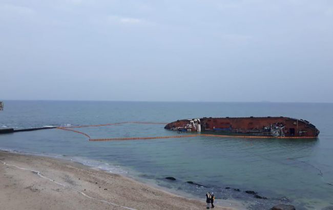 Вокруг танкера в Одессе установили боновые заграждения