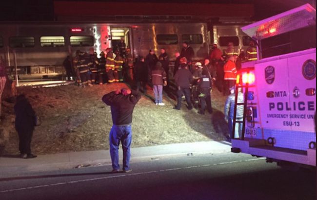 В Нью-Йорке сошел с рельсов пассажирский поезд, есть жертвы